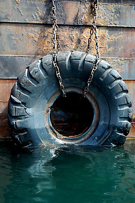 포토 JPG 해외이미지 밧줄 바다 백그라운드 패턴 교통시설 조류 낚시 추상 사람없음 울타리 금속 항구 바퀴 보트 쓰레기 폐기물 갑판 철 버리기 묘사 오브젝트 에코 타이어 해안도시 밟기 포트 닻 고무 한조각 방사형 옛날 중고 철강 철책 해외202004 해외포토 동물 1 줄 교통 무늬 배_교통 모션 재질 레저 담장 환경 도시 시설 파일형식 이미지허브