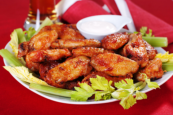 포토 JPG 해외이미지 실내 사람없음 양념치킨 닭날개 미국음식 빨간배경 해외202004 버팔로윙 블루치즈소스 해외포토 백그라운드 서양음식 내부 빨간색 치킨 닭고기 소스_음식 파일형식 이미지허브