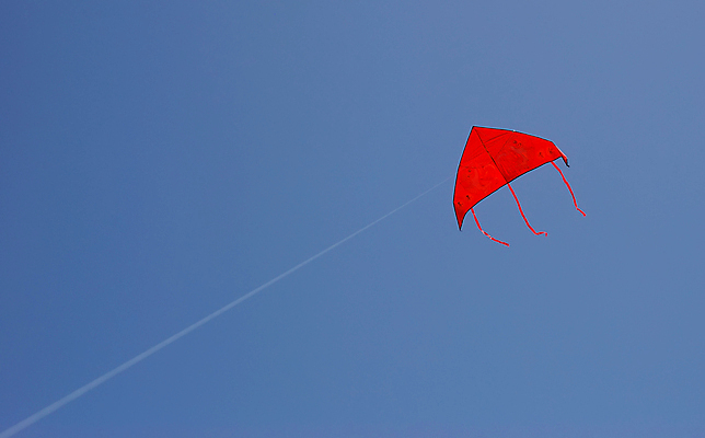 포토 JPG 해외이미지 선 줄 놀이 하늘 바람 취미 사람없음 빨간색 여름 파란색 컬러풀 장난감 젖음 자유 게임 비행 오픈 연 오브젝트 꼬리 오르기 심플 고립 글라이더 무료 카피스페이스 해외202004 해외포토 자연요소 계절 컬러 컨셉 모션 날씨 놀이용품 공백 파일형식 이미지허브