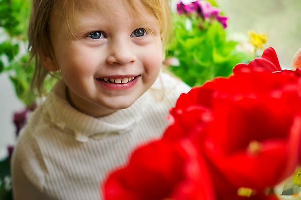 포토 JPG 해외이미지 식물 1 라이프스타일 여자 꽃 행복 감정 아들 얼굴 어린이 꽃다발 백그라운드 컨셉 자연 휴가 선물 한명 사람 소년 빨간색 금발 봄 기쁨 튤립 아기 진짜 유일 해외202004 해외포토 헤어스타일 계절 남자 컬러 가족 생활 신체부위 생태계 파일형식 이미지허브