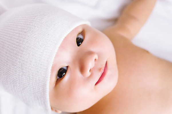 포토 JPG 해외이미지 행복 얼굴 한명 사람 동양인 근접촬영 상반신 앞모습 흰색 침대 아기 캡모자 해외202004 해외포토 모자_잡화 1 감정 뷰포인트 컬러 가구 인종 신체부위 파일형식 이미지허브