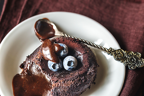 포토 JPG 해외이미지 접시 디저트 실내 사람없음 초콜릿 숟가락 달콤 블루베리 해외202004 퐁당오쇼콜라 해외포토 식기 음식 과일 수저 내부 맛 파일형식 이미지허브