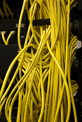 포토 JPG 해외이미지 통신 사람없음 뒷모습 가로 컴퓨터 노란색 자료 흰색 네트워크 해외202004 해외포토 뷰포인트 컬러 전자제품 파일형식 이미지허브