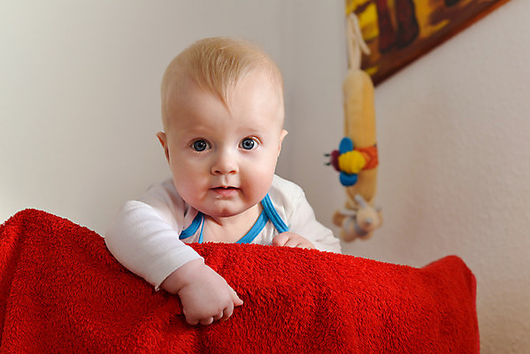 포토 JPG 해외이미지 백인 손 응시 행복 얼굴 어린이 백그라운드 신체 손가락 놀이 친절 건강 한명 미소 사람 소년 가로 금발 흰색 아기 입 작음 피부 호기심 쉬는시간 걸음마 소셜 해외202004 해외포토 서양인 1 헤어스타일 시선 남자 감정 컬러 컨셉 모션 휴식 표정 신체부위 크기 파일형식 이미지허브