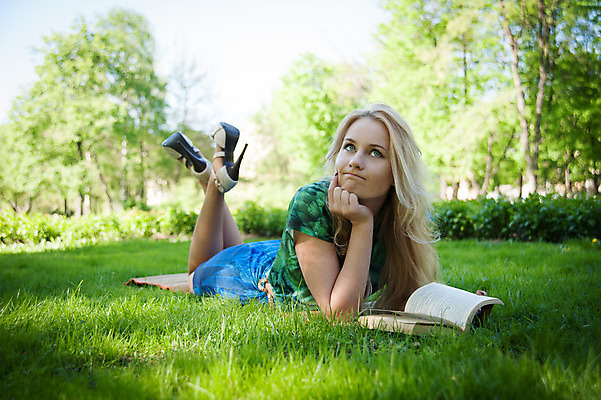 포토 JPG 해외이미지 백인 1 학생 라이프스타일 공원 여자 교육 행복 자연 휴식 한명 사람 소녀 잔디 성인 야외 10대 책 초록색 여름 독서 햇빛 거짓말 사춘기 유일 전경 해외202004 해외포토 서양인 식물 계절 공공시설 감정 어린이 컬러 컨셉 청소년 풍경 생활 태양 생태계 파일형식 탑뷰 이미지허브