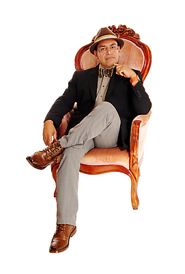 포토 JPG 해외이미지 전신 라이프스타일 응시 옷 남자 행복 안경 여유 중년 포즈 백그라운드 컨셉 휴식 한명 앉기 성인 세로 침묵 기쁨 흰색 표현 자신감 자르기 싱글 안락의자 고립 심각 정중 해외202004 해외포토 1 시선 잡화 감정 컬러 의자 모션 사람 생활 소리 파일형식 이미지허브