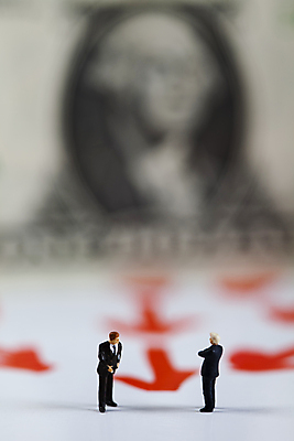 포토 JPG 해외이미지 화살표 회의 실내 대화 협상 사람없음 아웃포커스 금융 마주보기 달러 비즈니스맨 토론 흰배경 외화 금융비즈니스 인물미니어처 해외202004 해외포토 남자 백그라운드 돈 비즈니스 모션 촬영기법 말하기 내부 경제 미니어처 흰색 직장인 파일형식 이미지허브