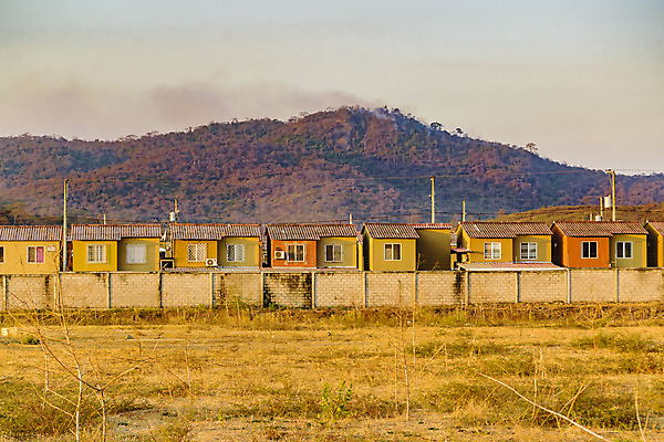 포토 JPG 해외이미지 외관 건축양식 교실 자연 아파트 주택 따뜻함 풍경 사람없음 건물 미국 중앙 언덕 커뮤니티 에콰도르 연립주택 이웃 남쪽 교외 해외202004 해외포토 건축물 교육 건축 북아메리카 학교 남아메리카 방향 생태계 파일형식 이미지허브