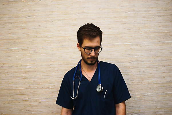 포토 JPG 해외이미지 스튜디오촬영 백인 직업 라이프스타일 응시 남자 행복 중년 유니폼 청진기 청소년 실내 병원 한명 서기 미소 사람 아웃포커스 약 건강관리 의사 잡기 실험복 작업 전문직 흰배경 돌봄 남자한명만 카피스페이스 해외202004 해외포토 서양인 1 시선 옷 감정 백그라운드 의학 의료기기 모션 촬영기법 표정 건강 관리 성인 내부 생활 공백 의료진 흰색 가운 남자만 파일형식 이미지허브