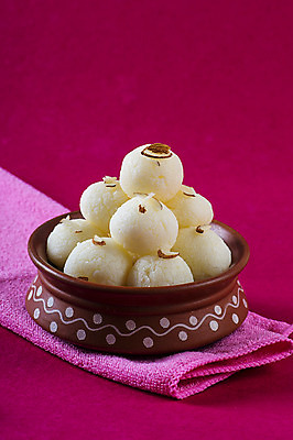 포토 JPG 해외이미지 디저트 사람없음 도자기 원형 사기그릇 냅킨 인도음식 라스굴라 해외포토 도형 그릇 음식 치즈 동양음식 파일형식 이미지허브