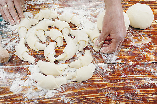 포토 JPG 해외이미지 손 신체부위 크루아상 나무바닥 밀가루 밀가루반죽 제빵사 해외202004 해외포토 직업 빵 바닥 사람 가루 반죽 파일형식 이미지허브