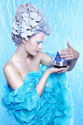 포토 JPG 해외이미지 백인 모델 헤어스타일 계절 여자 유럽 얼굴 조각 크리스마스 겨울 동화 요정 한명 사람 파란색 장난감 유행 냉동 얼음 추위 흰색 눈송이 화려 12월 피부관리 서리 공상 마법 눈보라 폭설 몽환 해외202004 해외포토 자연요소 서양인 1 기념일 나라 컬러 컨셉 눈_날씨 신체부위 뷰티 날짜 자연재해 파일형식 이미지허브