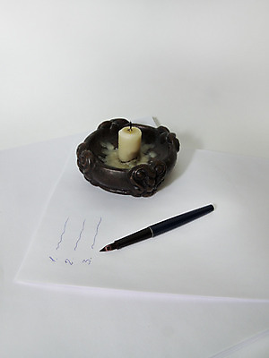 포토 JPG 해외이미지 디자인 종이 백그라운드 컨셉 설계 잉크 아이디어 형상 사람없음 펜 우주 검은색 쪽지 공백 장비 흰색 기록 오픈 오브젝트 분수 복고 촛대 페이지 개성 시트 구식 옛날 왁스 필기체 목차 방식 해외202004 해외포토 문자 컬러 필기구 파일형식 이미지허브