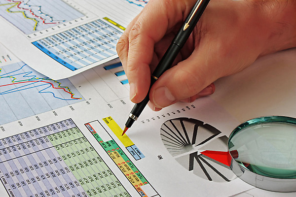 포토 JPG 해외이미지 직업 손 산업 종이 탁자 버튼 그래프 사람없음 사무실 펜 공연 도구 기록 고리 계산 클립 카운트 해외202004 해외포토 가구 비즈니스 이벤트 신체부위 필기구 파일형식 이미지허브