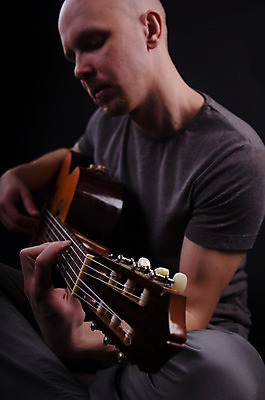 포토 JPG 해외이미지 모델 남자 별 음악 백그라운드 놀이 한명 사람 성인 빛 유행 금속 검은색 어둠 소리 콘서트 공연 연주자 음악가 흰색 기구 기타 청바지 표현 시원함 롤 기타리스트 그런지 뮤지컬 팝 플레이어 스타일 해외202004 해외포토 자연요소 직업 1 컬러 바지 재질 현악기 문화예술 이벤트 파일형식 이미지허브