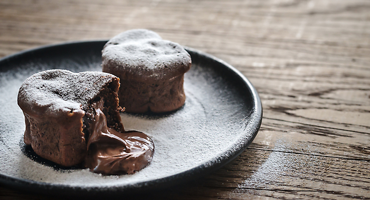 포토 JPG 해외이미지 접시 실내 사람없음 초콜릿 흐름 하트 달콤 슈가파우더 나무배경 해외202004 퐁당오쇼콜라 해외포토 모양 식기 백그라운드 컨셉 디저트 내부 맛 파일형식 이미지허브