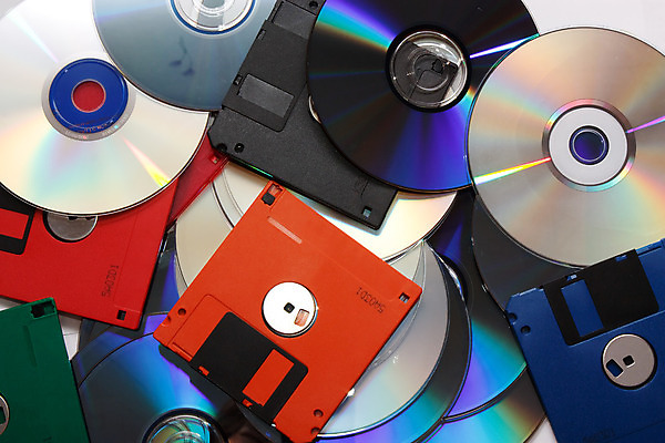 포토 JPG 해외이미지 1 음악 백그라운드 사람없음 상자 자료 정보 CD 흰색 원형 플로피디스크 오브젝트 수납 흙더미 DVD 고립 해외202004 해외포토 도형 컬러 문화예술 흙 파일형식 더미 이미지허브