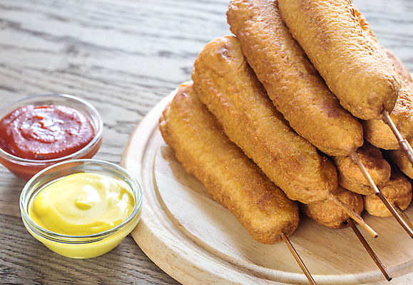 포토 JPG 해외이미지 실내 사람없음 쌓기 케첩 머스터드 종지 핫도그 나무도마 맛있는 나무배경 해외202004 해외포토 그릇 음식 백그라운드 모션 도마 패스트푸드 내부 목재 소스_음식 파일형식 이미지허브