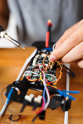 포토 JPG 해외이미지 남자 모션 비행기 주택 소년 사람없음 건물 금속 디지털 헬리콥터 연결 준비 프로펠러 보안 만들기 전자 철사 감시 설정 조립 드론 레이서 설치 스파이 용접 제어 해외202004 해외포토 건축물 어린이 항공교통 재질 대중교통 안전 사람 파일형식 이미지허브