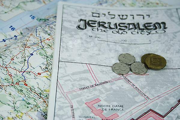 포토 JPG 해외이미지 영어 선 지도 돈 거리 사람없음 동전 도시 편지 방향 북쪽 예루살렘 옛날 이스라엘 해외202004 해외포토 문자 재산 서아시아 파일형식 이미지허브