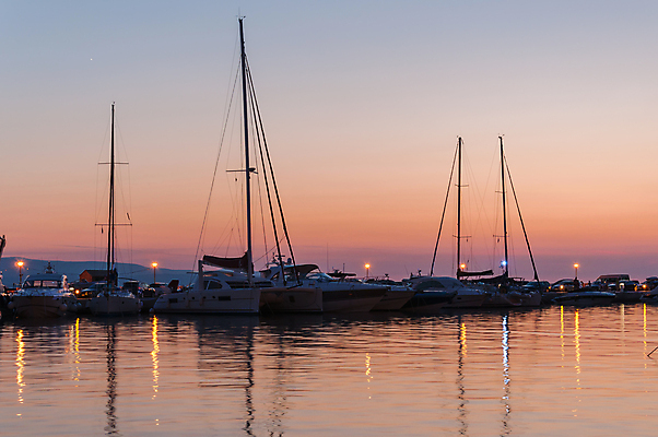 포토 JPG 해외이미지 유럽 바다 여행 요트 하늘 휴가 항해 풍경 사람없음 물 여름 빛 컬러풀 반사 항구 일몰 활발 보트 황금 고급 야간 지중해 함선 포트 크로아티아 돛대 강렬 해외202004 해외포토 자연요소 계절 나라 컬러 컨셉 배_교통 교통시설 노을 파일형식 이미지허브