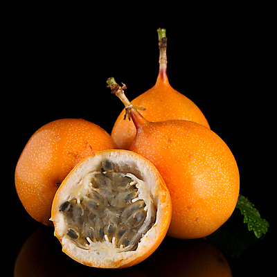 포토 해외이미지 잎 검은배경 단면 실내 사람없음 신선 열대과일 패션후르츠 해외202004 해외포토 식물 백그라운드 과일 내부 검은색 파일형식 이미지허브
