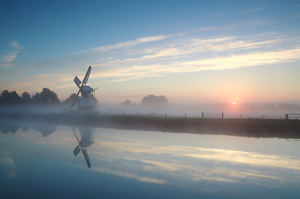 포토 JPG 해외이미지 구름 전통 문화 건축양식 자연 하늘 표면 아침 풍경 사람없음 야외 빨간색 물 파란색 강 햇빛 태양 농경지 반사 일출 침묵 고요 일몰 풍차 안개 시골 속도 네덜란드 수평선 해외202004 해외포토 주간 자연요소 건축 유럽 컬러 날씨 농장 노을 소리 생태계 파일형식 이미지허브
