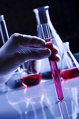 포토 JPG 해외이미지 손 과학 장갑 유리 실험 사람없음 파란색 컬러풀 약 장비 기구 투명 액체 실험실 생명공학 과학자 플라스크 분석 시험관 생물학 유리그릇 튜브 발견 화학물질 해외202004 해외포토 직업 그릇 잡화 교육 컬러 컨셉 의학 재질 실험기구 신체부위 화학 학자 파일형식 이미지허브