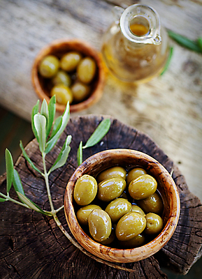 포토 JPG 해외이미지 식물 유럽 음식 백그라운드 컨셉 잎 채소 과일 재료 자연 탁자 주택 건강 요리 사람없음 목재 초록색 노란색 식당 검은색 이탈리아 수확 성장 나뭇가지 시골 사발 스페인 맛 지중해 먹기 오브젝트 올리브 날것 아로마 향 설정 그리스인 스페인어 채식주의자 핸드메이드 추가 비건 해외202004 해외포토 서양인 나무 열매 나라 바다 컬러 가구 농업 모션 건물 상점 사기그릇 생태계 채식 파일형식 이미지허브