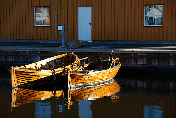포토 JPG 해외이미지 밧줄 벽 바다 표면 낚시 휴가 노르웨이 사람없음 목재 물 햇빛 태양 반사 갈색 항구 자유 오픈 보트 옛날 해외202004 해외포토 자연요소 나무 유럽 줄 컬러 컨셉 배_교통 재료 교통시설 레저 파일형식 이미지허브