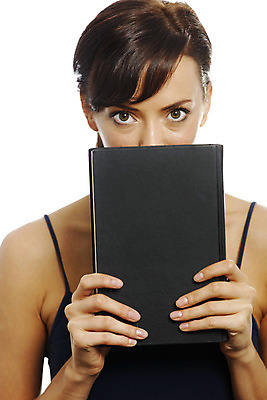 포토 JPG 해외이미지 백인 응시 여자 행복 백그라운드 생각 한명 성인 책 어둠 흰색 잡기 고립 해외202004 해외포토 서양인 1 시선 감정 컬러 모션 사람 파일형식 이미지허브