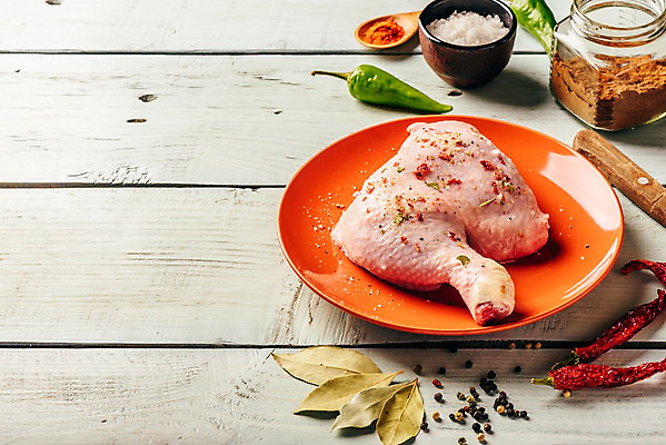 포토 JPG 해외이미지 접시 생고기 사람없음 닭고기 홍고추 소금 닭다리 월계수 할라피뇨 해외202004 시즈닝 해외포토 식기 고추 육류 양념 파일형식 이미지허브