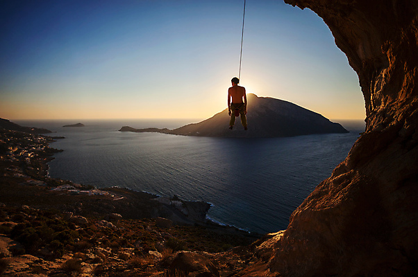 포토 JPG 해외이미지 전신 남자 밧줄 바다 하늘 매달리기 한명 성인 야외 뒷모습 햇빛 야간 암벽 역광 암벽등반 암벽등반가 성인남자한명만 해외202004 해외포토 자연요소 1 줄 뷰포인트 모션 사람 태양 등산 남자한명만 성인남자만 파일형식 이미지허브