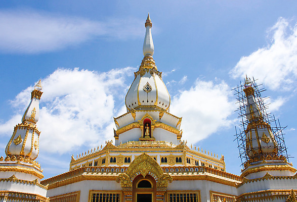 포토 JPG 해외이미지 아시아 종교 여행 불교 건축양식 태국 하늘 사람없음 장식 파란색 탑 흰색 사찰 황금 신성 사리탑 해외202004 해외포토 건축물 건축 나라 컬러 종교건축 파일형식 이미지허브
