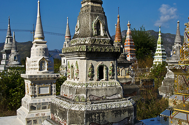 포토 JPG 해외이미지 아시아 종교 문화 조각 불교 건축양식 태국 미술 동양인 사람없음 건물 장식 파란색 컬러풀 탑 침묵 죽음 무덤 사찰 의식 영혼 재산 땅 묘사 신성 수도원 천연기념물 미얀마 사당 사리탑 숭배 옛날 해외202004 해외포토 건축물 건축 나라 컬러 종교건축 문화예술 인종 금융 소리 파일형식 이미지허브