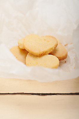 포토 JPG 해외이미지 디저트 사람없음 쿠키 하트 포장지 베이지색 종이호일 해외202004 해외포토 모양 음식 컬러 포장 파일형식 이미지허브