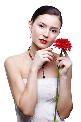 포토 JPG 해외이미지 백인 모델 라이프스타일 손 드레스 여자 꽃 유럽 얼굴 꽃무늬 신체 목걸이 자연 갈색머리 건강 한명 사람 성인 빨간색 유행 스파 화장품 흰색 신선 화려 손톱관리 피부 피부관리 향기 거베라 고립 돌봄 스타일 해외202004 해외포토 서양인 식물 1 헤어스타일 옷 나라 컬러 컨셉 무늬 장신구 모션 생활 신체부위 뷰티 네일아트 생태계 냄새 파일형식 이미지허브
