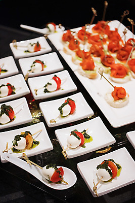 포토 JPG 해외이미지 전통 음식 조각 백그라운드 잎 다이어트 토마토 채소 재료 탁자 치즈 건강 요리 사람없음 빨간색 초록색 식사 저녁식사 이탈리아 샐러드 회색 바위 흰색 시골 신선 체리 그룹 맛 정상 자르기 지중해 허브 유기농 날것 슛 바질 점심식사 모짜렐라치즈 석판 숙성 채식주의자 카프레제 해외202004 해외포토 식물 웰빙 유럽 바다 컬러 가구 컨셉 과일 모션 유제품 돌_바위 채식 파일형식 이미지허브