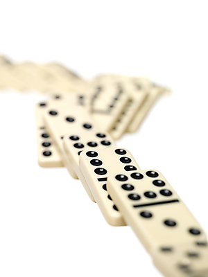 포토 JPG 해외이미지 사람없음 아웃포커스 소프트포커스 넘어짐 도미노 쓰러짐 해외202004 무너짐 해외포토 모션 촬영기법 파일형식 이미지허브