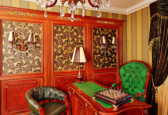 포토 JPG 해외이미지 디자인 벽 가구 의자 비즈니스 건축양식 창문 탁자 바닥 주택 실내 사람없음 내부 목재 장식 사무실 갈색 지구본 방 골동품 커튼 화려 클래식 고급 우아함 체스 도서관 맨션 회의실 천장 복고 샹들리에 안락의자 리빙 구식 스타일 파케트 해외202004 해외포토 나무 교육 건축 컬러 생활용품 컨셉 재료 놀이 조명 건물 파일형식 이미지허브