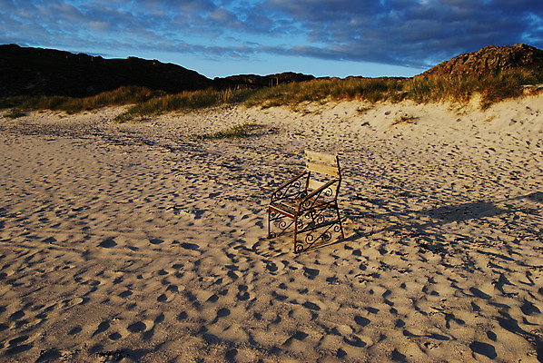 포토 JPG 해외이미지 모래 의자 자연 그림자 서기 앉기 풍경 사람없음 일몰 관찰 저녁 모래언덕 버리기 오브젝트 해외202004 해외포토 가구 모션 노을 야간 언덕 생태계 파일형식 이미지허브