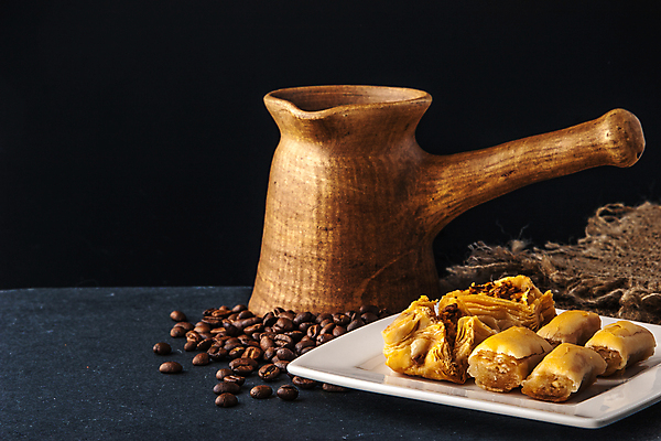 포토 JPG 해외이미지 접시 커피 음료 음식 백그라운드 탁자 디저트 요리 동양인 사람없음 목재 가로 세트 갈색 노란색 검은색 어둠 빵집 원두 바위 흰색 직물 도자기 달콤 굽기 먹기 준비 캔버스 옛날 페스츄리 바클라바 해외202004 튀르키예 해외포토 나무 식기 아시아 빵 컬러 가구 재료 모션 인종 상점 돌_바위 맛 구이 파일형식 이미지허브