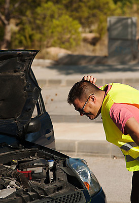 포토 JPG 해외이미지 1 응시 남자 교통시설 자동차 한명 야외 세로 30대 오픈 좌절 불안 확인 문제 엔진 히스패닉 보닛 의심 길가 깨짐 트러블 혼란 해외202004 해외포토 시선 감정 육상교통 교통 컨셉 사람 장년 시설 파일형식 이미지허브