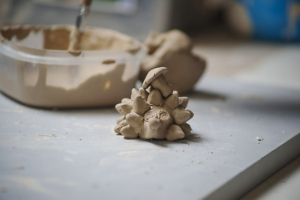 포토 JPG 해외이미지 모양 전통 라이프스타일 손 디자인 여자 문화 어린이 백그라운드 비즈니스 손가락 기술 창조 미술 사람 사람없음 갈색 젖음 터치 엄지손가락 작업 바퀴 도자기 감각 원주민 상품 디자이너 만들기 예술가 점토 진흙 토기 장인 조형 조절 도예가 돌리기 조각가 핸드메이드 해외202004 해외포토 직업 컬러 모션 문화예술 생활 신체부위 용기_그릇 아프리카인 파일형식 이미지허브