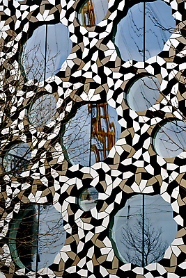 포토 JPG 해외이미지 디자인 벽 백그라운드 패턴 건축양식 창문 유리 표면 추상 미술 사람없음 야외 건물 그래픽 장식 빛 컬러풀 검은색 블록 흰색 도시 도자기 원형 타일 묘사 런던 질감 모자이크 해외202004 해외포토 도형 건축물 건축 컬러 무늬 재질 문화예술 영국 파일형식 이미지허브