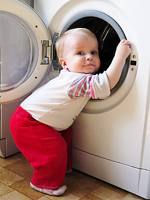 포토 JPG 해외이미지 얼굴 어린이 발 놀이 관리 한명 소년 문 주방 세탁기 썩음 해외202004 해외포토 1 남자 사람 신체부위 가전제품 파일형식 이미지허브