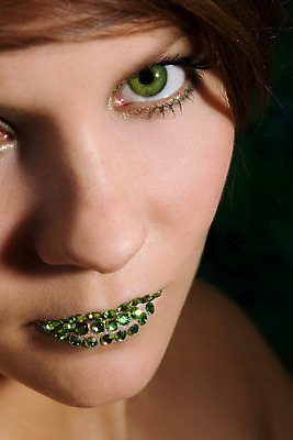 포토 JPG 해외이미지 백인 여자 얼굴 갈색머리 한명 초록색 빛 유행 화장품 에너지 다이아몬드 해외202004 해외포토 서양인 1 헤어스타일 컬러 사람 신체부위 뷰티 보석 파일형식 이미지허브