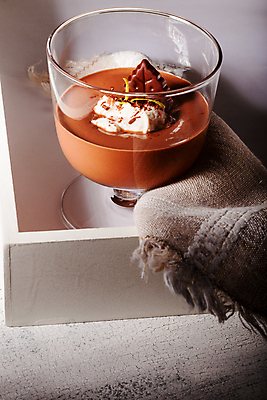 포토 JPG 해외이미지 스튜디오촬영 음식 탁자 디저트 사람없음 컵 가로 갈색 초콜릿 숟가락 식사 어둠 사발 달콤 매끈함 크림 충동구매 무스 부스러기 휘핑크림 해외202004 해외포토 식기 컬러 가구 수저 실내 쇼핑 감각 사기그릇 맛 과소비 휘핑 파일형식 이미지허브