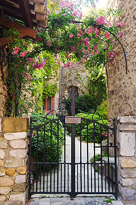 포토 JPG 해외이미지 꽃 벽 분홍색 사람없음 야외 울타리 컬러풀 정원 프랑스 바위 대문 프랑스어 앙트레 해외202004 해외포토 식물 문자 유럽 컬러 담장 문 돌_바위 파일형식 이미지허브