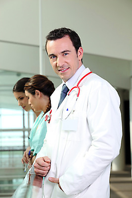 포토 JPG 해외이미지 직업 남자 유럽 신체 청진기 넥타이 건강 병원 사람 치료 세명 약 환자 간호사 의사 흰색 실험복 도움 체험 질병 보안 해결 돌봄 업그레이드 치료제 치유 해외202004 해외포토 잡화 나라 컬러 컨셉 의학 의료기기 모션 안전 의료진 가운 파일형식 이미지허브